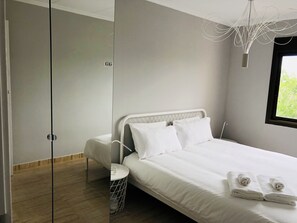 3 chambres, fer et planche à repasser, lit de bébé portatif