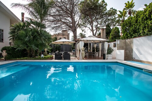 Huoneisto asuinhuvilassa noin. 250 yksityistä uima-allasta, yksinoikeudella.