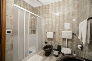 Dusche, Haartrockner, Bidet, Handtücher