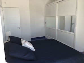 2 bedrooms, travel crib, internet, bed sheets