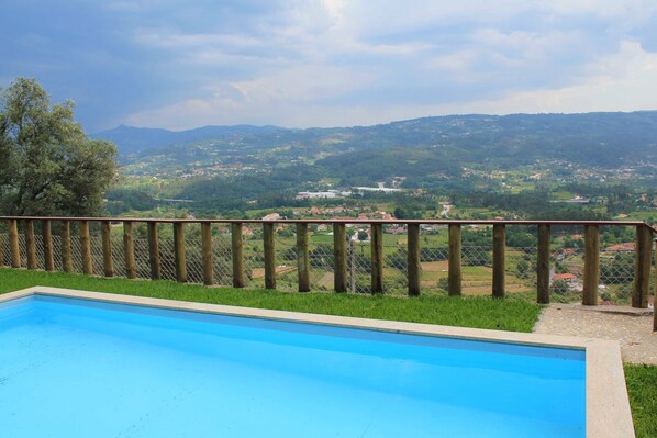 Outdoor pool - Casa do Caminho do Monte - Hill Cottage for Relax (Arcos de Valdevez)