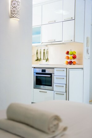 Kühlschrank, Mikrowelle, Ofen, Wasserkocher mit Kaffee-/Teezubehör