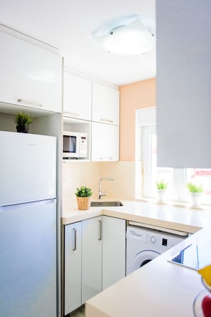 Kühlschrank, Mikrowelle, Ofen, Wasserkocher mit Kaffee-/Teezubehör