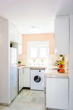 Kühlschrank, Mikrowelle, Ofen, Wasserkocher mit Kaffee-/Teezubehör