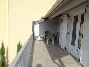 Outdoor dining - Phare View - A contemporary apartment with view over the lagoon. (Marseillan)