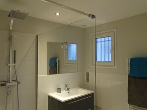 Dusche, Haartrockner, Handtücher, Toilettenpapier