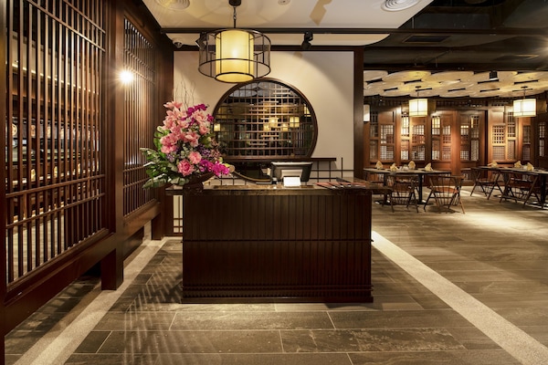 Se sirven desayunos, comidas, cenas y cocina internacional