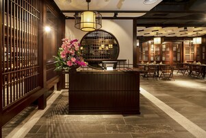 Se sirven desayunos, almuerzos y cenas; cocina internacional