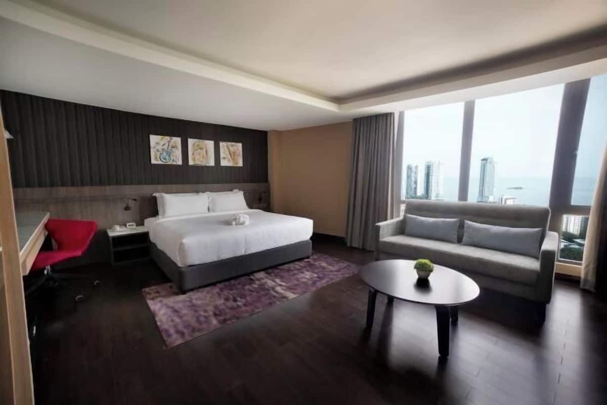 1 bedroom, premium bedding, minibar, in-room safe