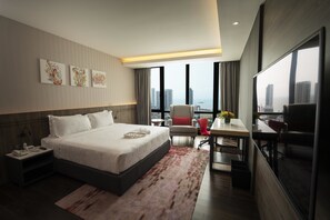 高档床上用品、迷你吧、客房内保险箱、办公桌