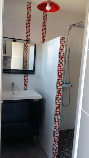 Shower, hair dryer - HOUSE with garden in Cherbourg en Cotentin, 10 minutes from the sea, 9 p, free wifi (TOURLAVILLE)