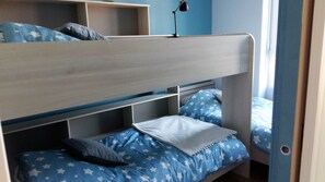4 bedrooms, desk, iron/ironing board, free WiFi - HOUSE with garden in Cherbourg en Cotentin, 10 minutes from the sea, 9 p, free wifi (TOURLAVILLE)