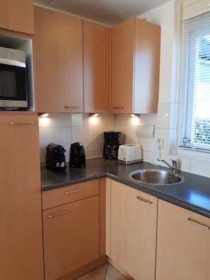 Refrigerador, microondas, horno, placa de cocina