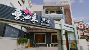 A hotel entrance with a signboard, a staircase, and potted plants. - Love Back (Ji'an)