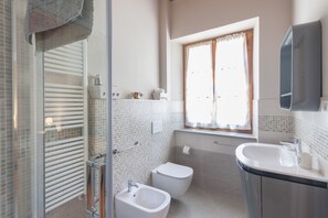 Shower, hair dryer, bidet, towels - MONTELUCCI CHIANTI, GAIOLE IN CHIANTI - HOLIDAY HOUSE 8/10 BEDS (Gaiole in Chianti (SI))