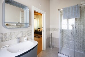Een douche, een haardroger, een bidet, handdoeken