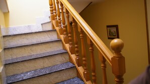 Un escalier avec des marches en marbre et des balustrades en bois.