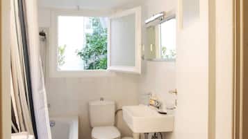 Ensemble douche/baignoire, sèche-cheveux, serviettes fournies