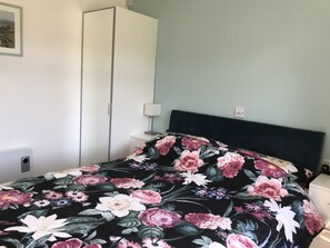 2 bedrooms, iron/ironing board, bed sheets