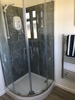 Combined shower/tub, hair dryer, towels, soap - LEE'S CHALET, NORTON PARK, Dartmouth, 2 bedrooms, sleeps 4 (Dartmouth)