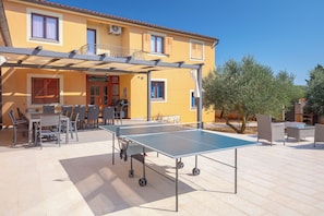 Outdoor dining - Large and spacious villa,20 persons,large 50 m2 pool, whirlpool, billiard,garden (Pula)