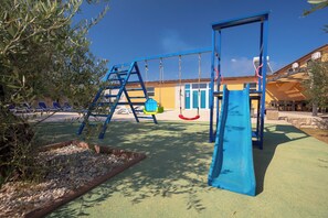 Children’s area - Large and spacious villa,20 persons,large 50 m2 pool, whirlpool, billiard,garden (Pula)