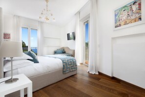 3 makuuhuonetta, memory foam -patjalliset sängyt, tallelokero huoneessa