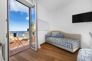 Smart TV, computer monitors - Luxury Home Sea View & Jacuzzi in Sorrento centre (Sorrento)