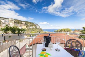 Outdoor dining - Luxury Home Sea View & Jacuzzi in Sorrento centre (Sorrento)