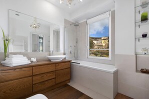 Combined shower/tub, jetted tub, free toiletries, hair dryer