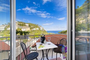 Outdoor dining - Luxury Home Sea View & Jacuzzi in Sorrento centre (Sorrento)