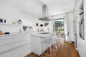 Kühlschrank, Mikrowelle, Ofen, Herdplatte