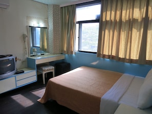 Standard Double Room, Non Smoking | Desk, free WiFi, bed sheets - Reui Cheng Hotel (Kaohsiung)
