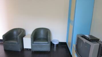 Standard Double Room, Non Smoking | Desk, free WiFi, bed sheets