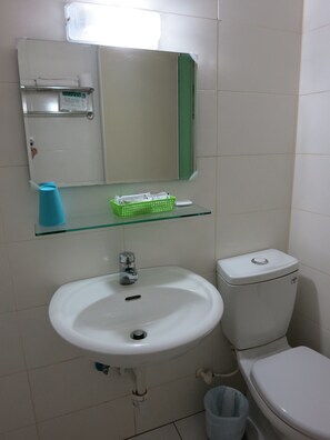 Comfort Double Room, 1 Double Bed, Non Smoking | Bathroom | Shower, free toiletries, hair dryer, slippers - Reui Cheng Hotel (Kaohsiung)