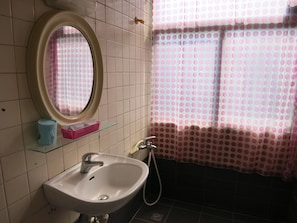 Shower, free toiletries, hair dryer, slippers - Reui Cheng Hotel (Kaohsiung)