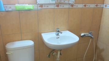 Twin Room, 2 Twin Beds, Non Smoking | Bathroom | Shower, free toiletries, hair dryer, slippers