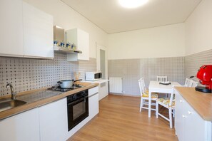 Réfrigérateur, four, plaque de cuisson, cafetière/bouilloire