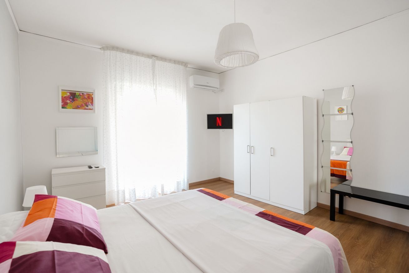 3 chambres, bureau, fer et planche à repasser, lit parapluie