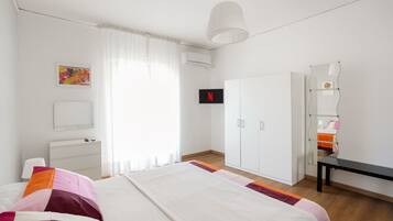 3 chambres, bureau, fer et planche à repasser, lit parapluie