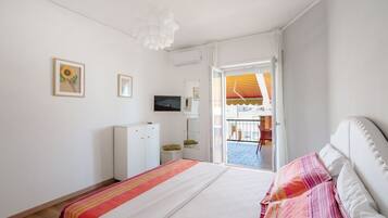 3 Schlafzimmer, Schreibtisch, Bügeleisen/Bügelbrett, Reisekinderbett