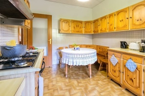 Frigorifero, forno, piano cottura, macchina per tè/caffè