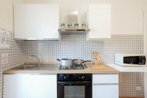 Fridge, microwave, oven, stovetop - Sorrento 3 bedrooms Sunny Apt with terrace & view (Sorrento)