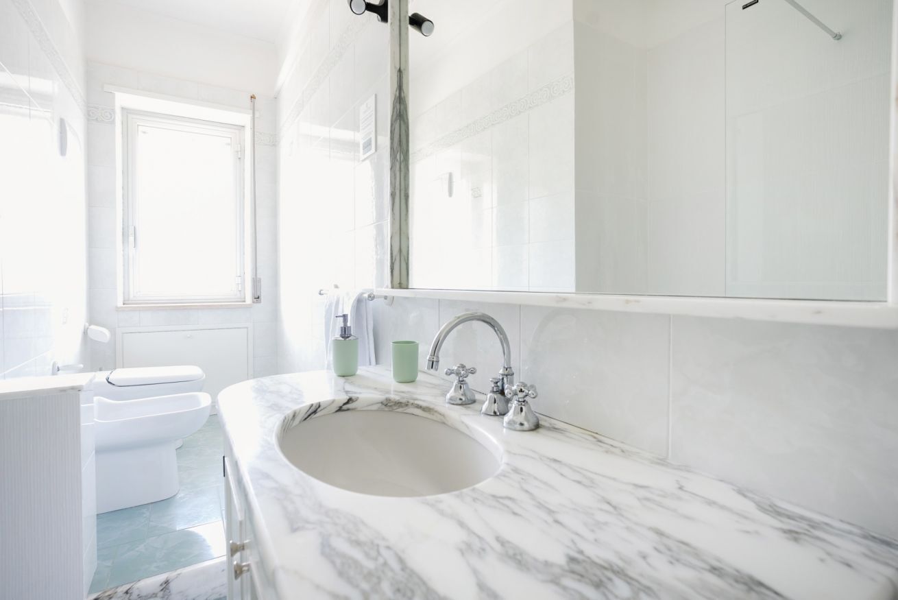 Combined shower/bathtub, hair dryer, bidet, towels