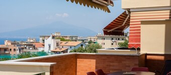 Sorrento 3 bedrooms Sunny Apt with terrace & view