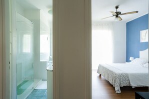 3 habitaciones, escritorio y tabla de planchar con plancha 