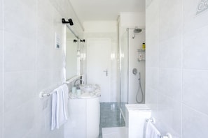 Combinazione doccia/vasca, asciugacapelli, bidet, asciugamani
