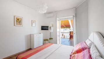 3 bedrooms, desk, iron/ironing board, travel cot