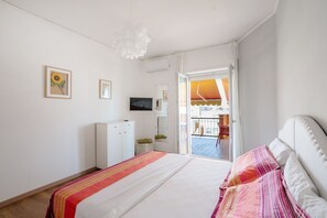 3 makuuhuonetta, työpöytä, silitysrauta/-lauta, vauvan matkasänky