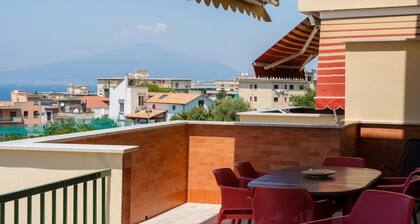 Sorrento 3 bedrooms Sunny Apt with terrace & view